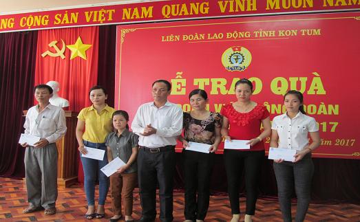 Liên đoàn Lao động tỉnh Kon Tum trao quà cho Đoàn viên công đoàn bị bệnh hiểm nghèo nhân “Tháng công nhân” 2017.