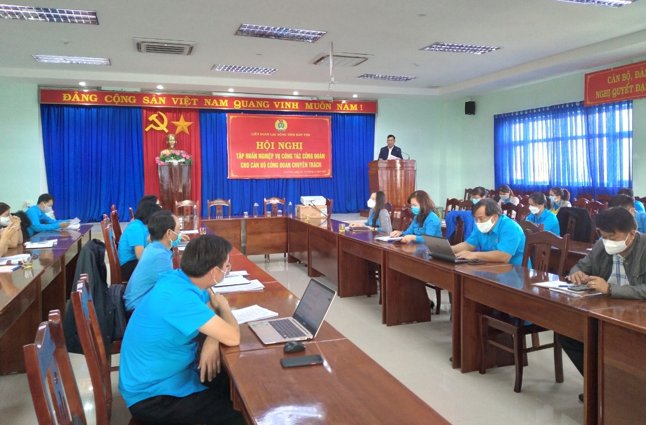 Liên đoàn Lao động tỉnh Kon Tum tổ chức hội nghị tập huấn cho đội ngũ cán bộ công đoàn chuyên trách cấp trên cơ sở