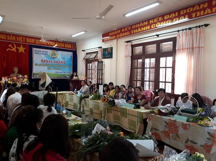 Liên đoàn Lao động huyện Tu Mơ Rông sinh hoạt Câu lạc bộ nữ công