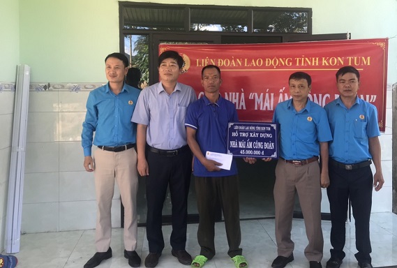 Liên đoàn Lao động tỉnh Kon Tum tổ chức bàn giao  02 căn nhà “Mái ấm công đoàn” cho đoàn viên ở huyện Ngọc Hồi