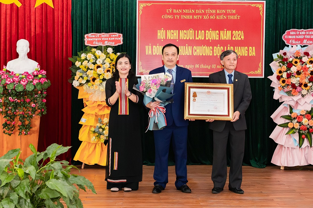 Công ty Xổ số kiến thiết tỉnh Kon Tum tổ chức Hội nghị người lao động năm 2024 và Lễ đón nhận Huân chương Độc lập hạng Ba