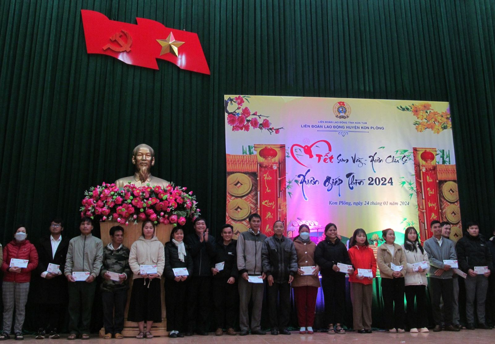 Liên đoàn Lao động huyện KonPlông tổ chức “Tết Sum vầy - Xuân chia sẻ”