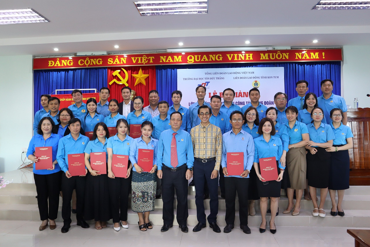 Lễ bế giảng lớp: “Lý luận và nghiệp vụ công tác Công đoàn” cho cán bộ công đoàn tỉnh Kon Tum