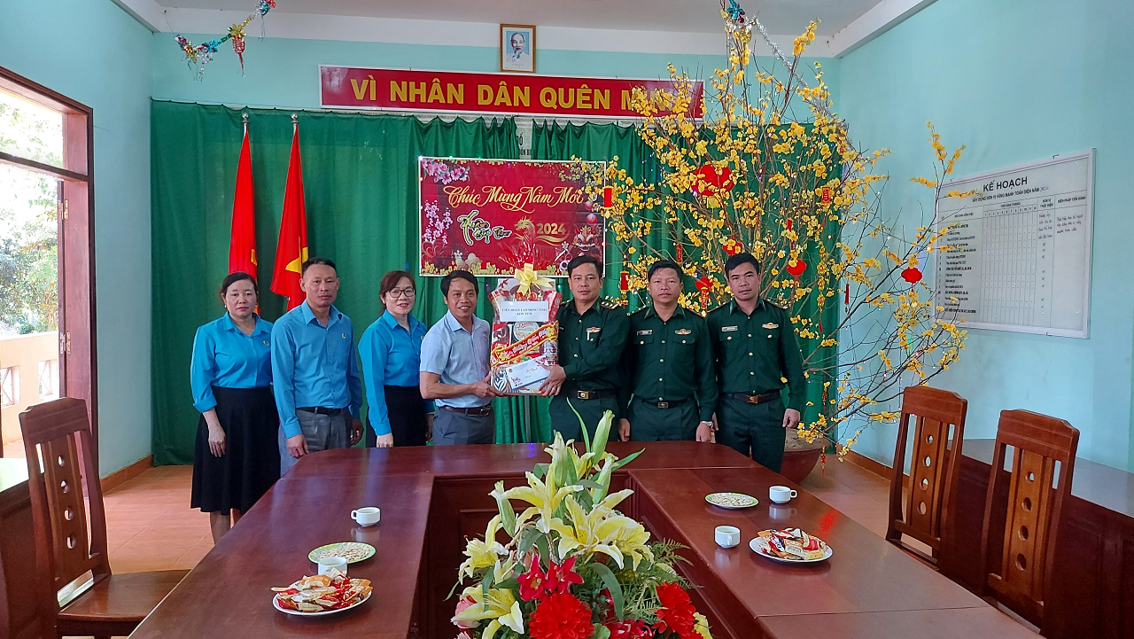 Liên đoàn Lao động tỉnh Kon Tum thăm, chúc Tết Đồn Biên phòng Sa Thầy