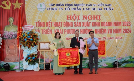 Công đoàn Công ty Cổ phần Cao su Sa Thầy nhận Cờ thi đua Đơn vị xuất sắc trong phong trào công nhân, viên chức, lao động và hoạt động công đoàn năm 2023 của Tổng Liên đoàn Lao động Việt Nam