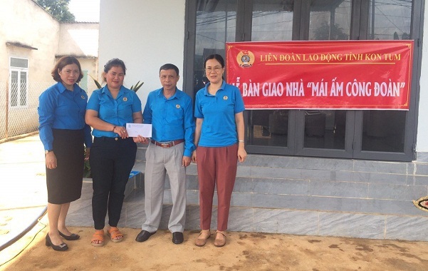 Bàn giao 02 căn nhà “Mái ấm Công đoàn” cho 02 đoàn viên tại huyện Đăk Hà
