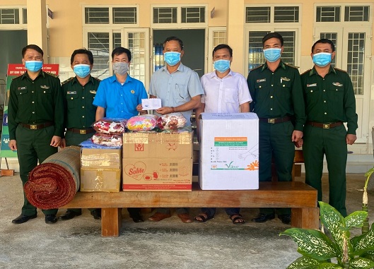 Liên đoàn Lao động huyện Ia H’Drai và các đồn biên phòng hỗ trợ vật dụng Khu cách ly điều trị bệnh nhân Covid-19