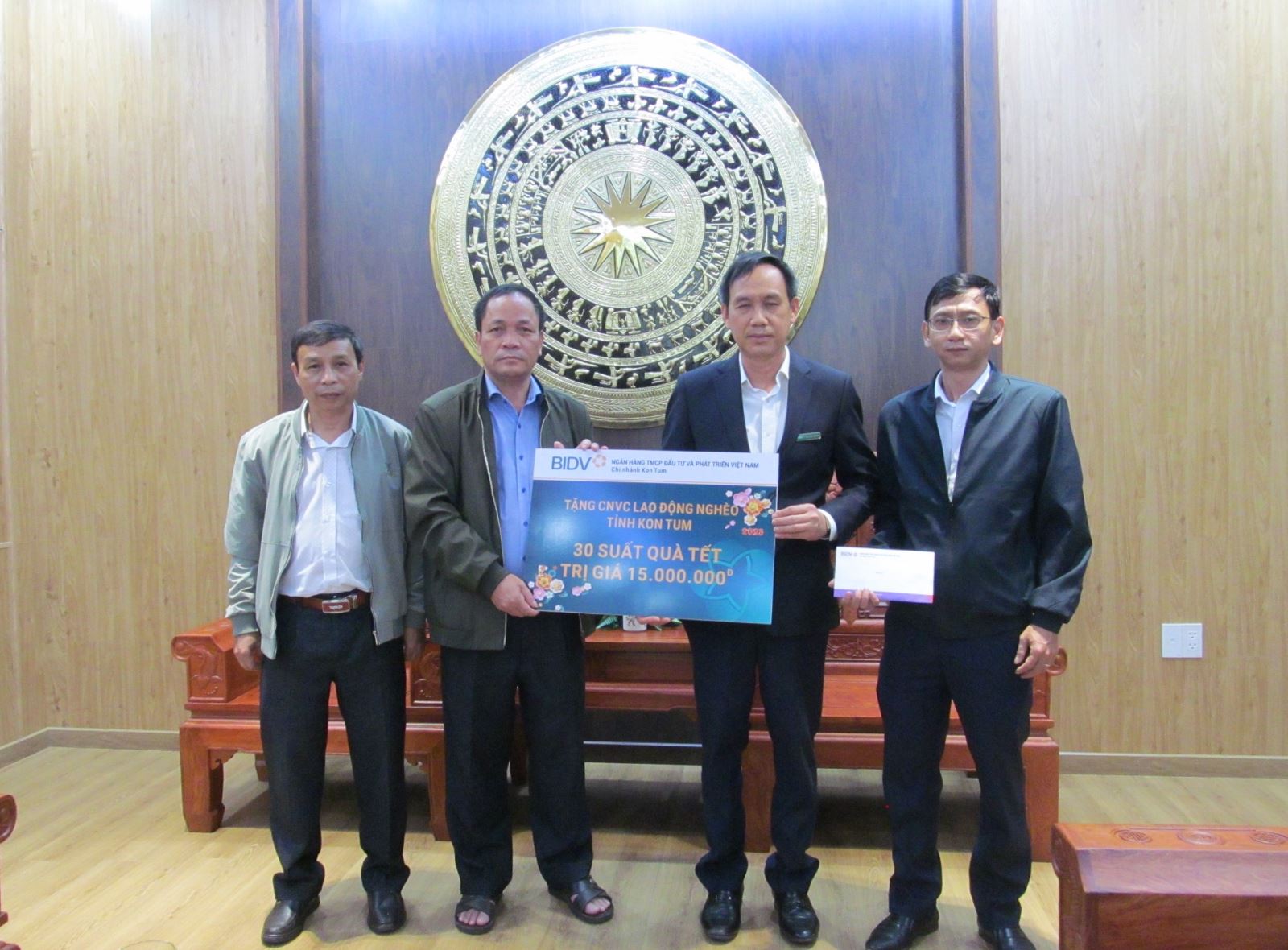 Ngân hàng BIDV hỗ trợ kinh phí thăm, tặng quà cho đoàn viên khó khăn nhân dịp Tết Nguyên đán Quý Mão 2023