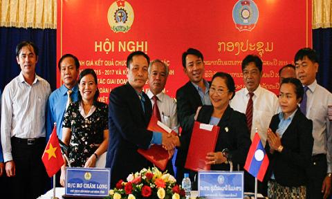 Liên đoàn Lao động tỉnh Kon Tum và Liên hiệp Công đoàn tỉnh Attapư (Lào) tổ chức Hội nghị đánh giá kết quả hợp tác giai đoạn 2015-2017 và ký kết chương trình hợp tác giai đoạn 2017-2020.