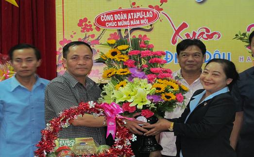 Đoàn cán bộ Liên hiệp Công đoàn tỉnh ATaPư Nước Cộng hòa dân chủ nhân dân Lào đến thăm, chúc tết Liên đoàn Lao động tỉnh Kon Tum.
