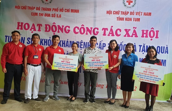 Đoàn viên Công đoàn Viên chức nhận hỗ trợ xây dựng 02 nhà “Mái ấm Công đoàn” do Hội chữ thập đỏ thành phố Hồ Chí Minh tặng