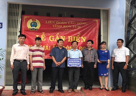LĐLĐ tỉnh Kon Tum đã làm lễ gắn biển bàn giao nhà “Mái ấm công đoàn”