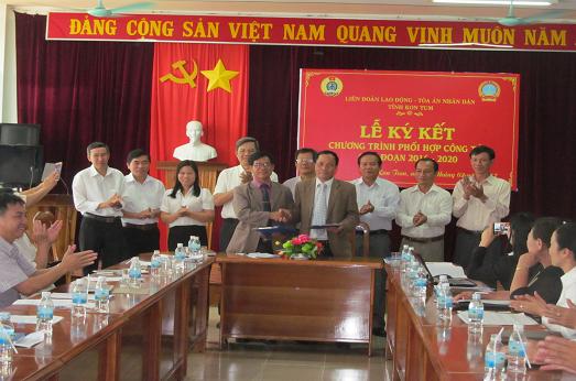 Liên đoàn Lao động tỉnh và Tòa Án tỉnh Kon Tum ký kết chương trình phối hợp công tác giai đoạn 2016-2020