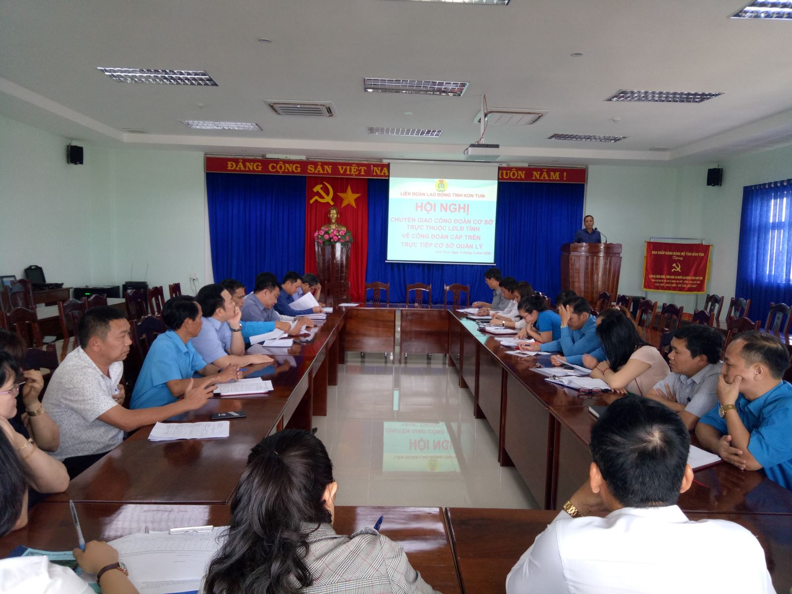 Liên đoàn Lao động tỉnh Kon Tum tổ chức hội nghị bàn giao các công đoàn cơ sở trực thuộc về Công đoàn cấp trên trực tiếp cơ sở quản lý