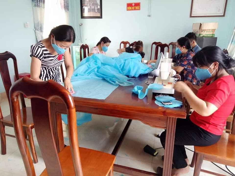 Công đoàn cơ sở xã Đắk Ngọc may khẩu trang tặng miễn phí phòng, chống dịch Covid-19