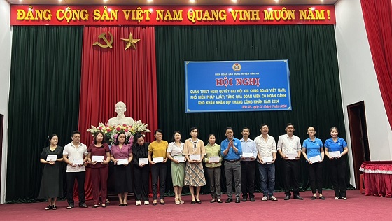 LĐLĐ huyện Đăk Hà tổ chức Hội nghị Quán triệt Nghị quyết Đại hội XIII Công đoàn Việt Nam; tặng quà cho CNVCLĐ nhân dịp “Tháng công nhân” năm 2024