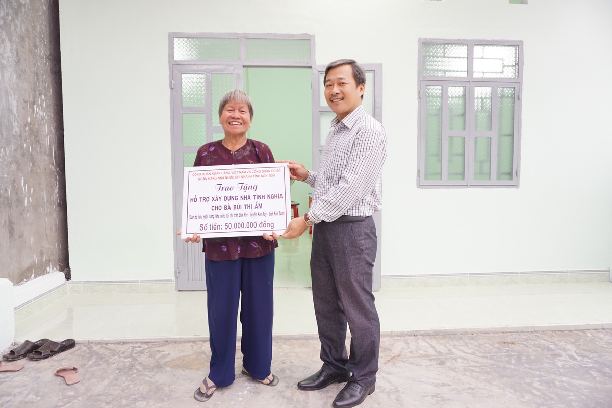 Đại diện Công đoàn Ngân hàng Việt Nam tỉnh Kon Tum hỗ trợ xây dựng nhà tình nghĩa cho cán bộ hưu trí ngân hàng