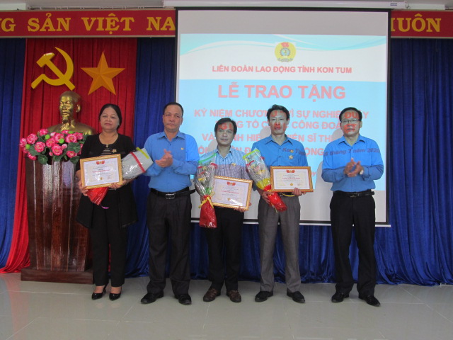 Trao Kỷ niệm chương “Vì sự nghiệp xây dựng tổ chức công đoàn” của Tổng Liên đoàn Lao động Việt Nam.