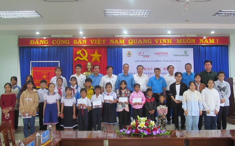 Liên đoàn Lao động tỉnh Kon Tum trao 40 suất học bổng cho con công nhân lao động nhân dịp năm học mới 2022 - 2023