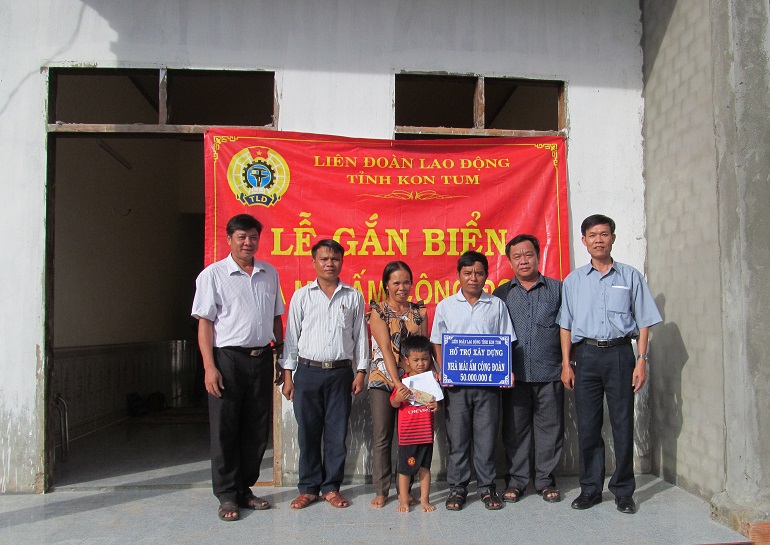 Bàn giao nhà “Mái ấm Công đoàn” cho đoàn viên nhân kỷ niệm 91 năm Ngày thành lập Công đoàn Việt Nam