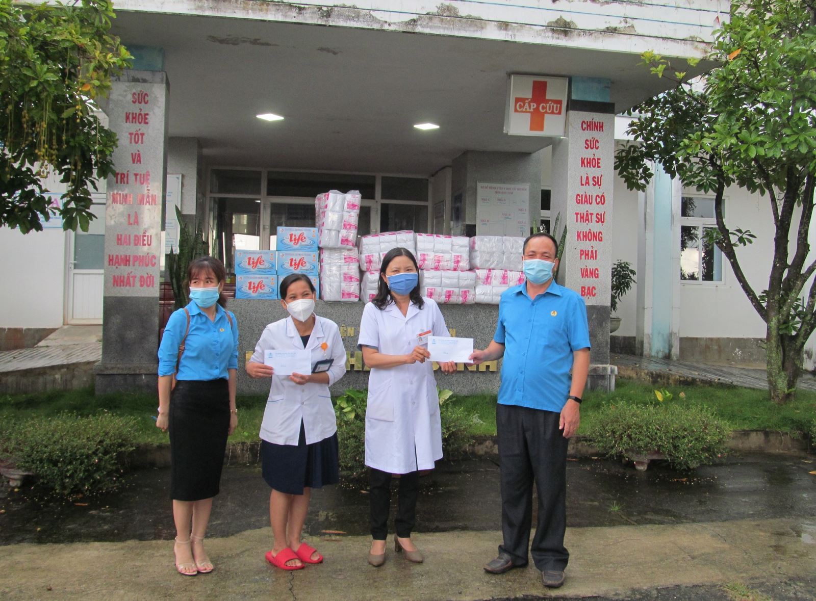 Liên đoàn Lao động tỉnh Kon Tum thăm, tặng quà đoàn viên Công đoàn trong phòng, chống dịch COVID-19