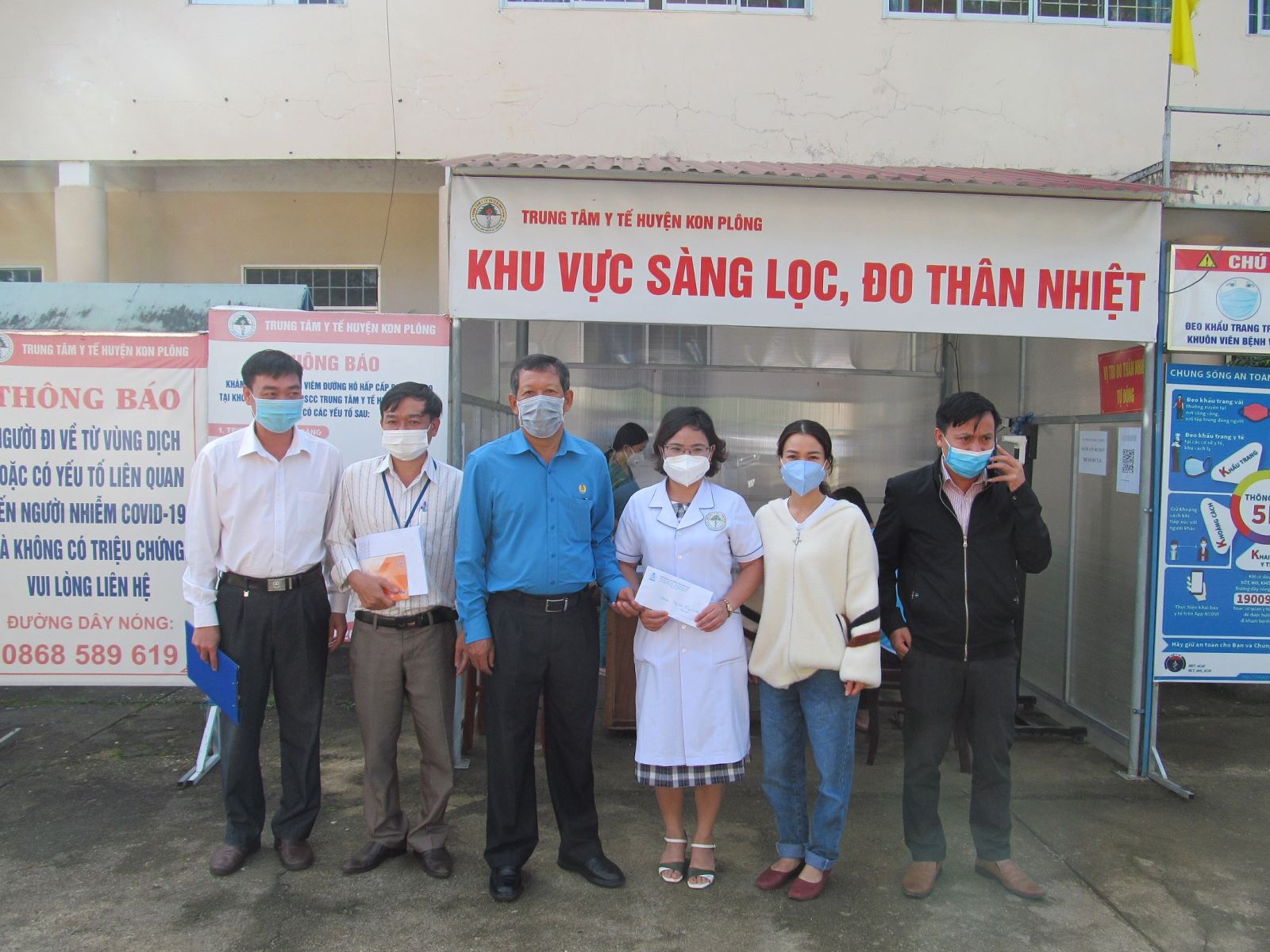 LĐLĐ tỉnh thăm, hỗ trợ kinh phí cho Trung tâm Y tế huyện Kon PLông, đơn vị tuyến đầu phòng, chống dịch Covid-19