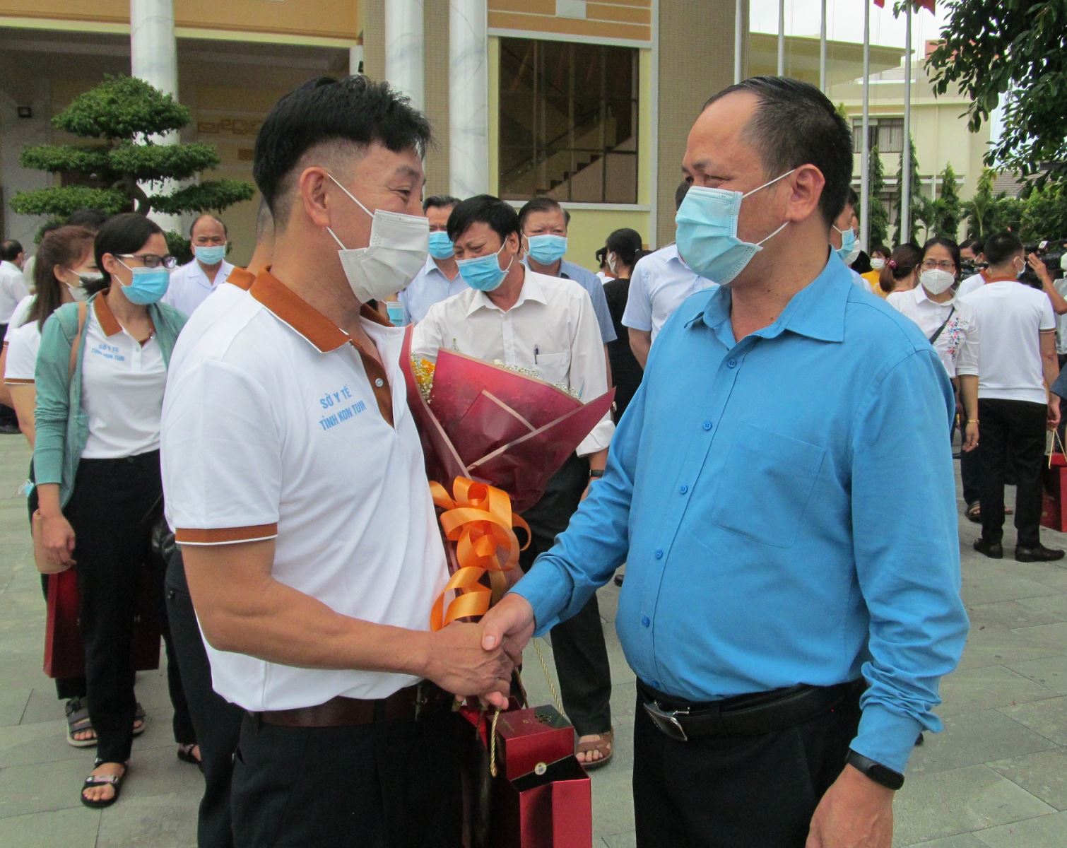 Chủ tịch LĐLĐ tỉnh Kon Tum dự lễ xuất quân và tặng quà đội ngũ cán bộ y tế tỉnh Kon Tum chi viện hỗ trợ phòng, chống dịch COVID-19 tại tỉnh Bình Dương