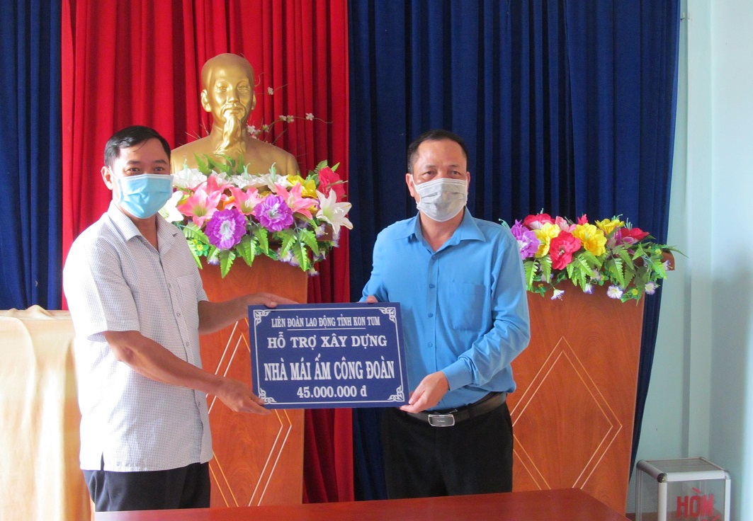 Liên đoàn Lao động tỉnh Kon Tum tặng quà và bàn giao nhà “Mái ấm công đoàn” cho đoàn viên tại huyện Ngọc Hồi