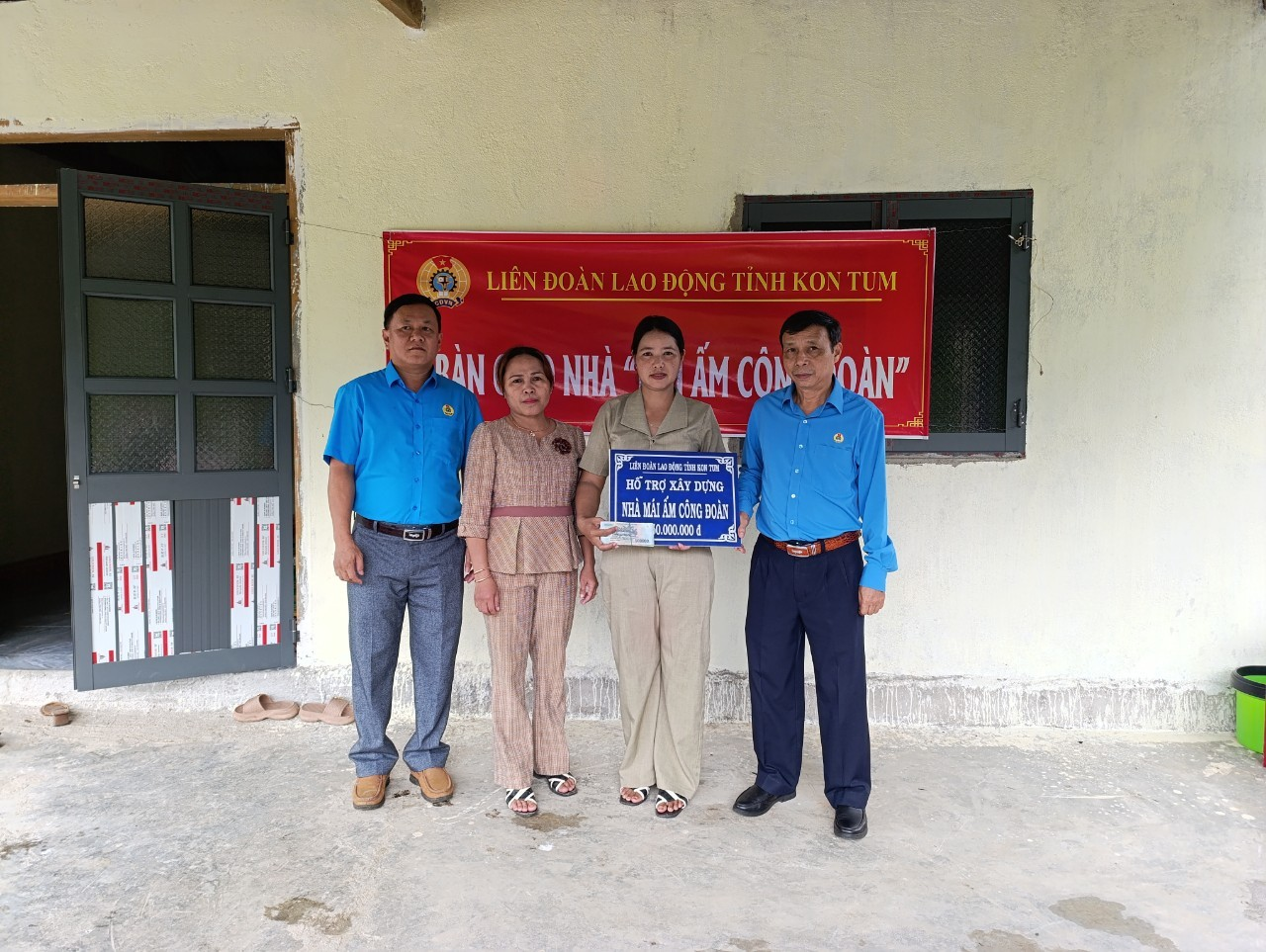 LIÊN ĐOÀN LAO ĐỘNG TỈNH TRAO NHÀ “MÁI ẤM CÔNG ĐOÀN” CHO ĐOÀN VIÊN CÔNG ĐOÀN HUYỆN KON PLÔNG