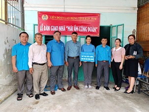 LIÊN ĐOÀN LAO ĐỘNG TỈNH TRAO NHÀ “MÁI ẤM CÔNG ĐOÀN” CHO ĐOÀN VIÊN CÔNG ĐOÀN CƠ SỞ XÃ VINH QUANG