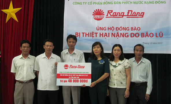 Công ty CP Bóng đèn phích nước Rạng Đông trao 500 suất quà cho CNVCLĐ tỉnh Kon Tum