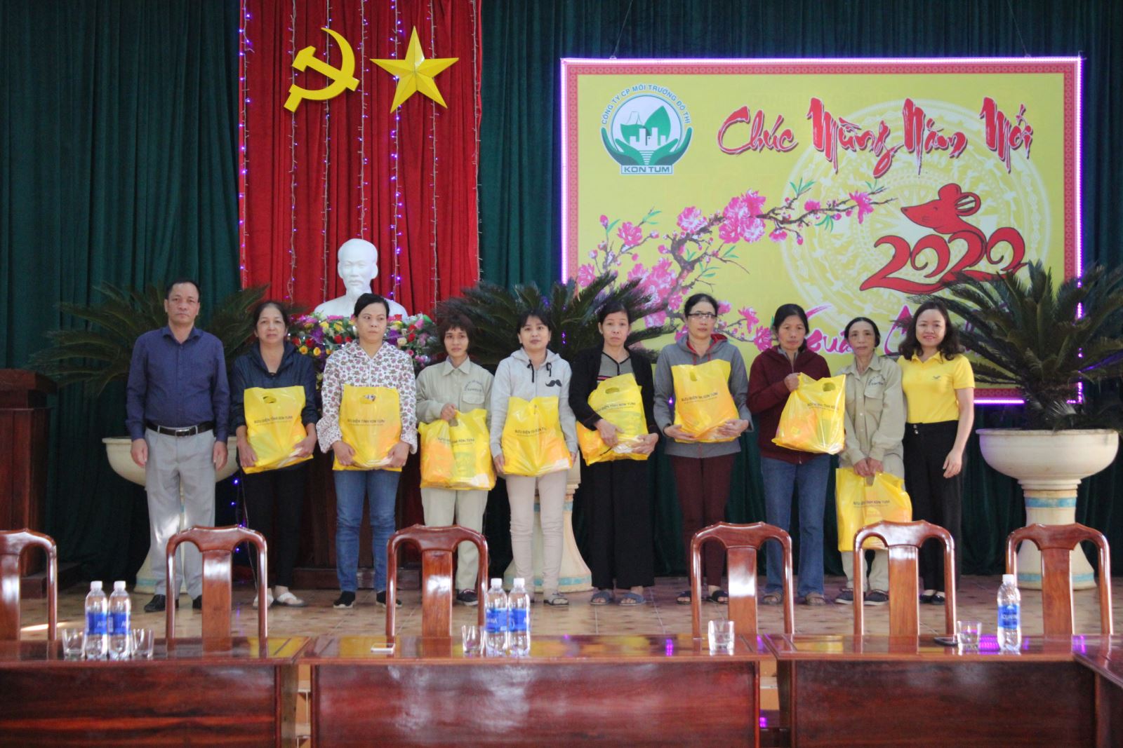 Chủ tịch Liên đoàn Lao động tỉnh Kon Tum thăm, chúc Tết và tặng quà cho công nhân trực tiếp lao động, sản xuất