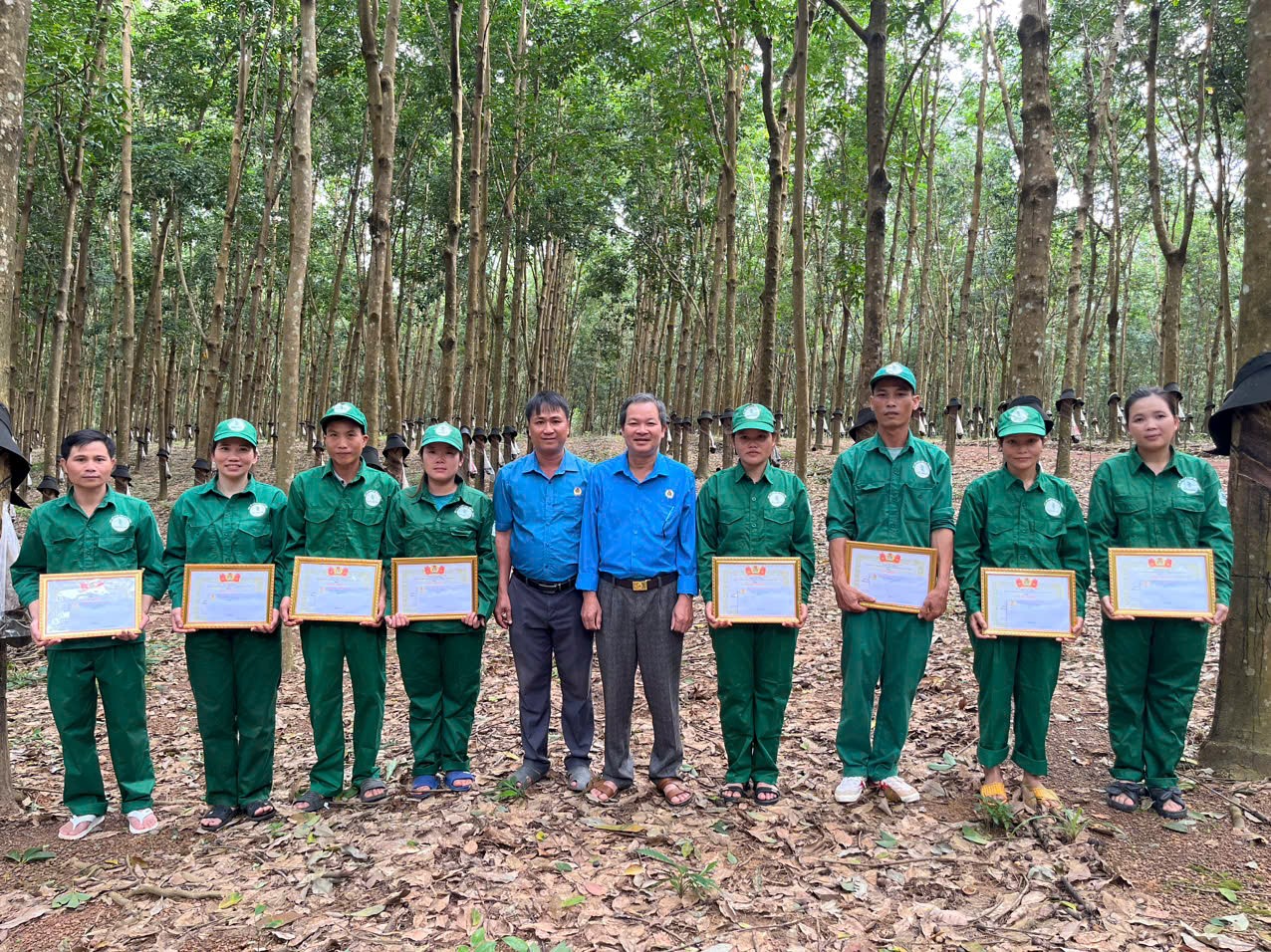 CÔNG ĐOÀN CAO SU SA THẦY KHEN THƯỞNG HOÀN THÀNH KẾ HOẠCH SẢN LƯỢNG THÁNG 8