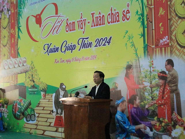 Phó Thủ tướng Chính phủ Trần Hồng Hà và lãnh đạo Tổng LĐLĐVN chúc tết, tặng quà nhân dân, công nhân tỉnh Kon Tum