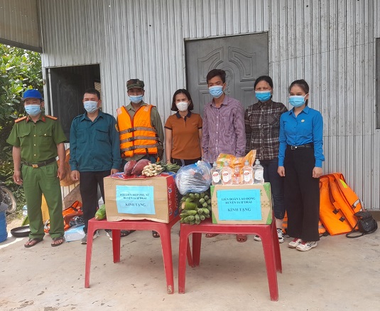 Liên đoàn Lao động huyện Ia H’Drai  thăm, tặng quà chốt chống dịch