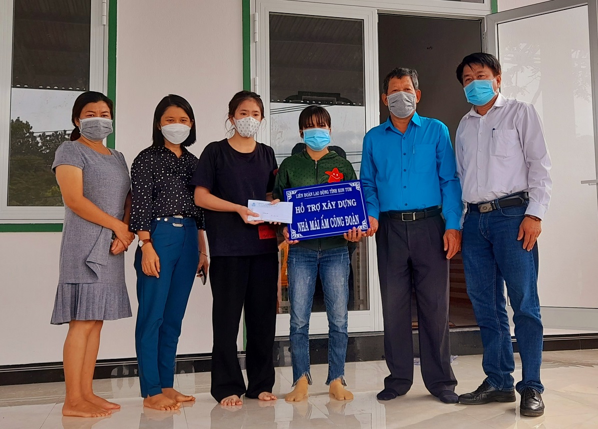 Trao tiền hỗ trợ sửa chữa nhà Mái ấm Công đoà tại huyện Kon Rẫy
