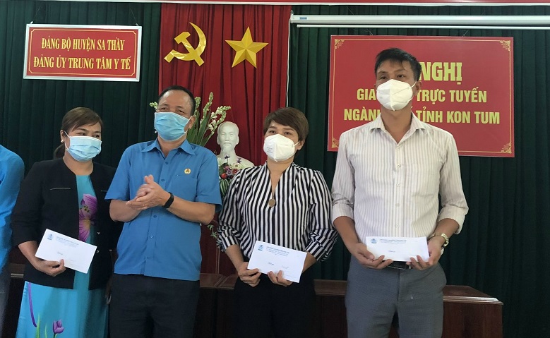 Liên đoàn lao động tỉnh Kon Tum thăm hỏi và tặng quà các Trung tâm cách ly phòng, chống dịch Covid-19 trên địa bàn huyện Sa Thầy