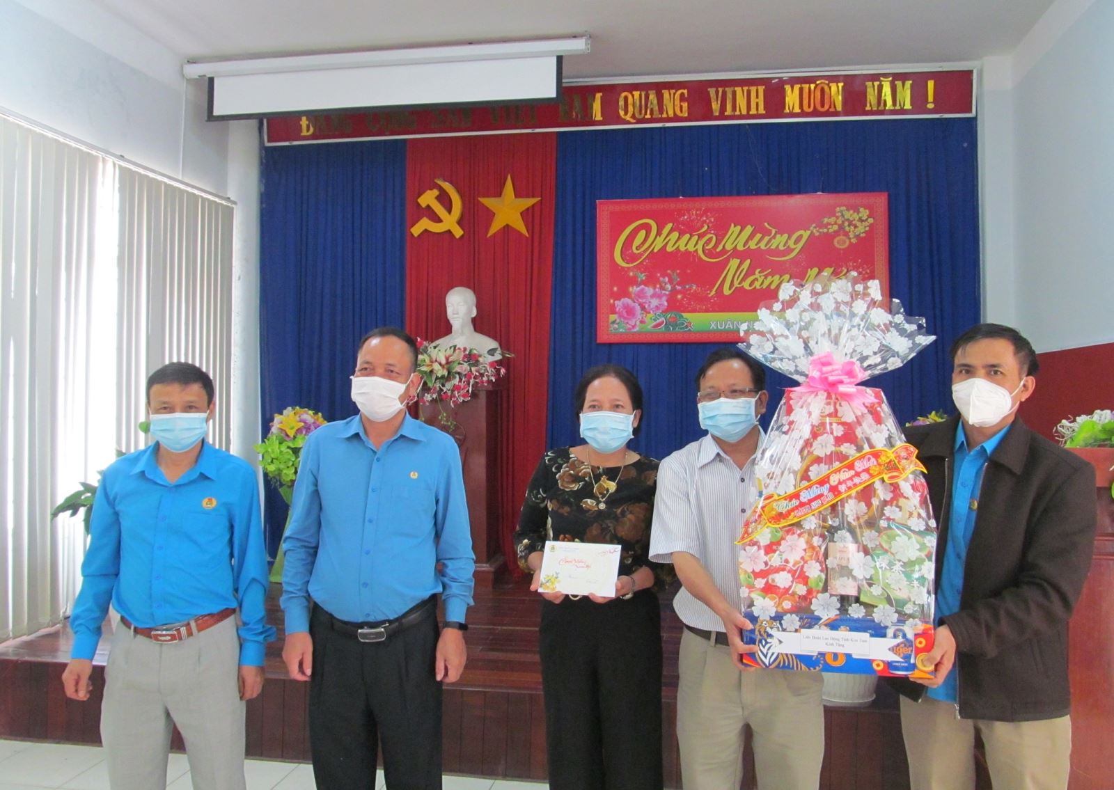 Liên đoàn Lao động tỉnh Kon Tum thăm, chúc Tết đơn vị trực thực hiện nhiệm vụ trong dịp Tết Nguyên đán Nhâm Dần – 2022
