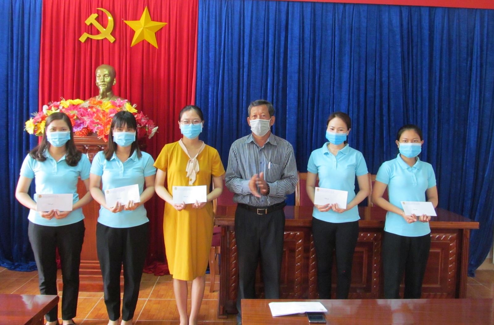 LĐLĐ tỉnh Kon Tum thăm hỏi, trao tiền hỗ trợ cho đoàn viên bị ảnh hưởng  bởi dịch Covid-19 trên địa bàn huyện Đắk Hà và Ngọc Hồi.