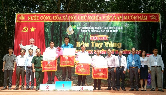 Anh Bùi Văn Hoan đạt danh hiệu Bàn tay vàng thu hoạch mủ cao su Sa Thầy năm 2020