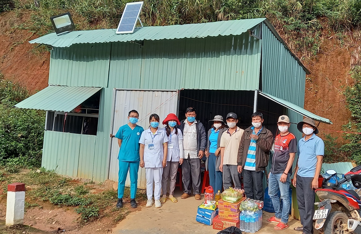 Liên đoàn Lao động huyện Tu Mơ Rông phối hợp thăm, hỗ trợ 5 điểm chốt phòng, chống dịch COVID-19 trên địa bàn huyện