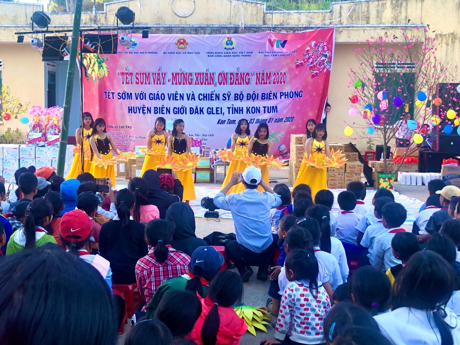 Công đoàn Giáo dục Việt Nam phối hợp tổ chức chương trình  "Tết sum vầy" năm 2020 tại huyện ĐăkGlei, tỉnh Kon Tum