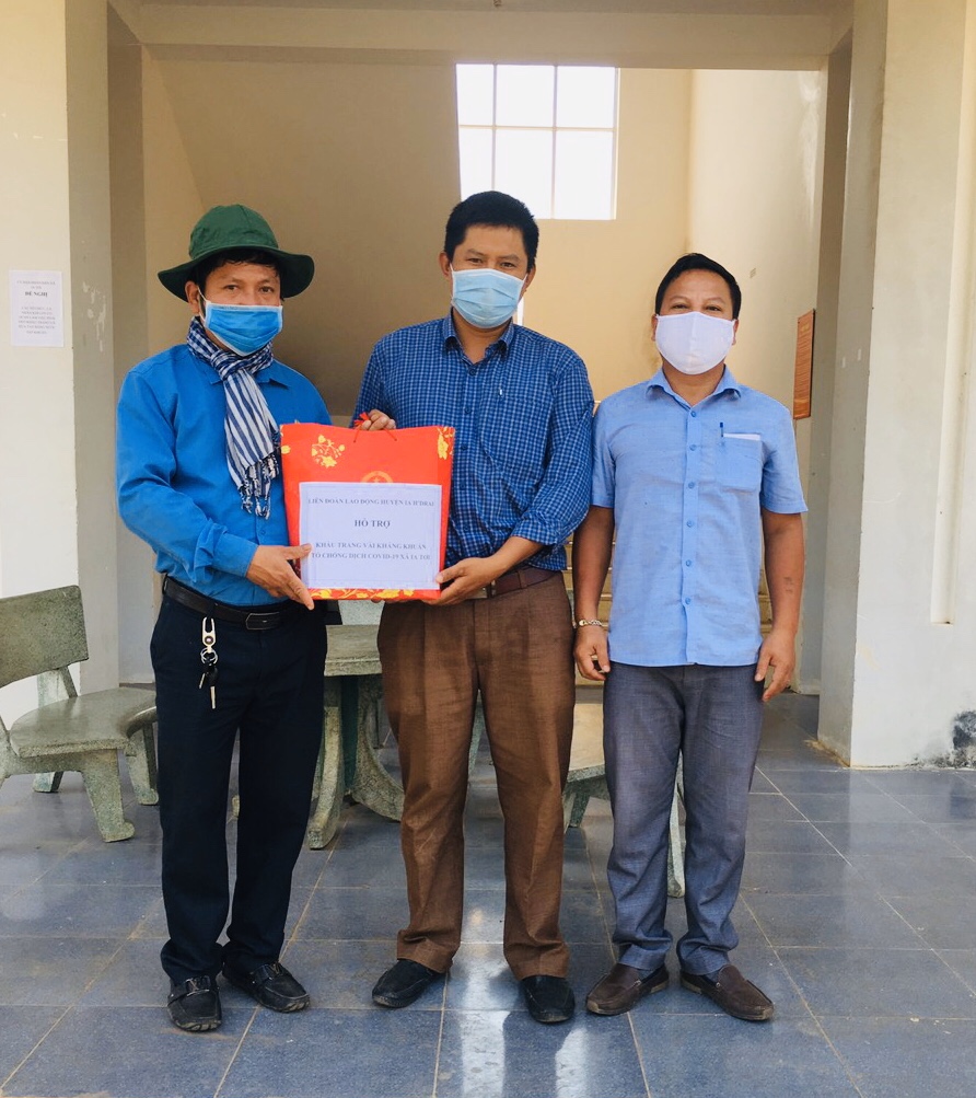 Liên đoàn Lao động huyện Ia H’Drai hỗ trợ 3.000 khẩu trang kháng khuẩn cho cán bộ, công chức, viên chức, lao động và lực lượng phòng, chống dịch COVID -19 trên địa bàn huyện