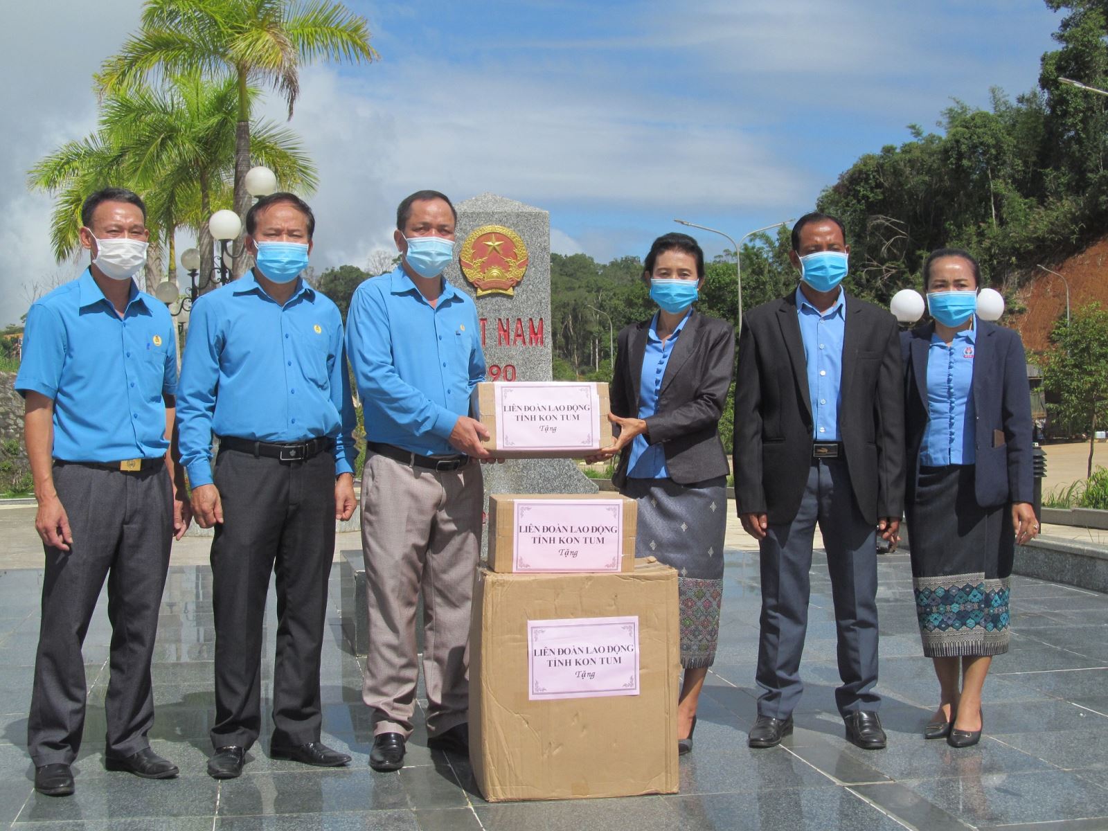Liên đoàn Lao động tỉnh Kon Tum trao tặng Liên hiệp Công đoàn tỉnh ATTAPƯ-Nước CHDCND Lào một số vật tư y tế phòng, chống dịch COVID-19