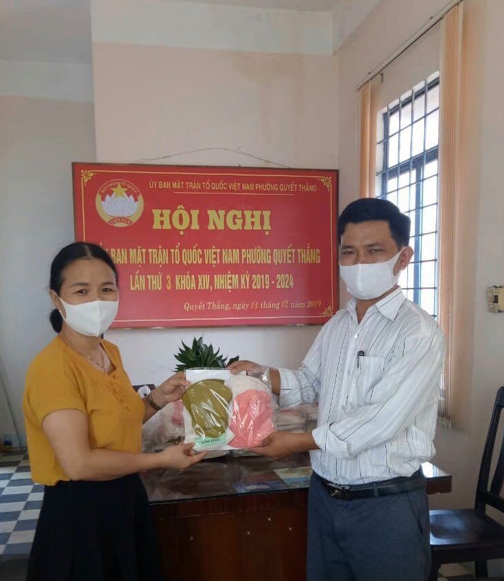 Công đoàn cơ sở Trường Tiểu học Phan Đình Phùng – Thành phố Kon Tum may khẩu trang ủng hộ phòng chống dịch Covid-19