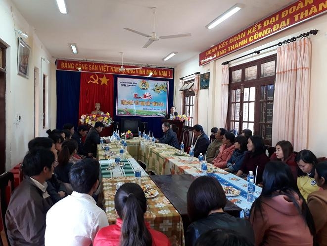 Liên đoàn Lao động huyện Tu Mơ Rông tổ chức tặng quà “Tết sum vầy” năm 2019 cho đoàn viên, CNVCLĐ