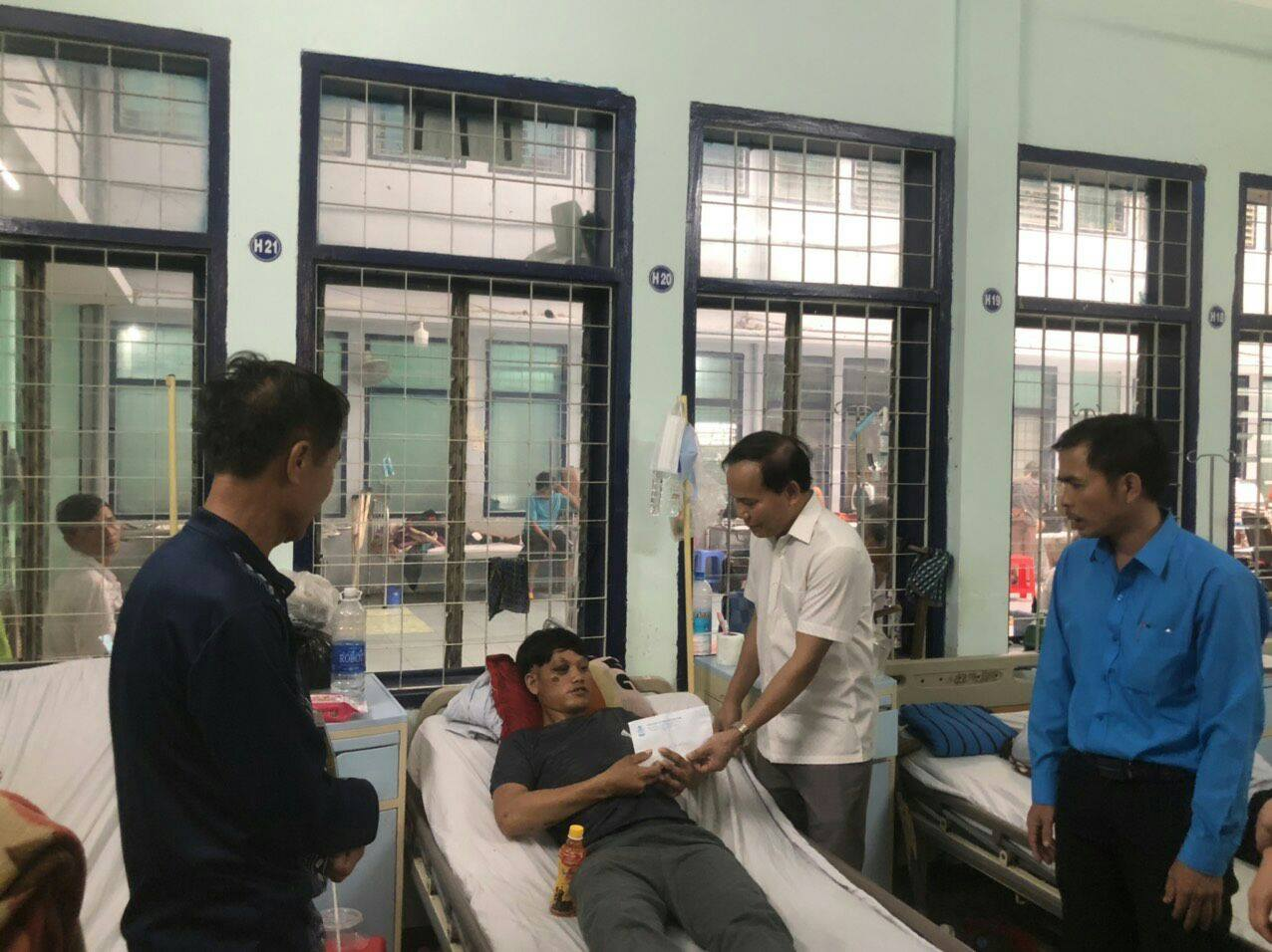 Lãnh đạo Liên đoàn Lao động tỉnh Kon Tum tỉnh thăm công nhân bị tai nạn lao động