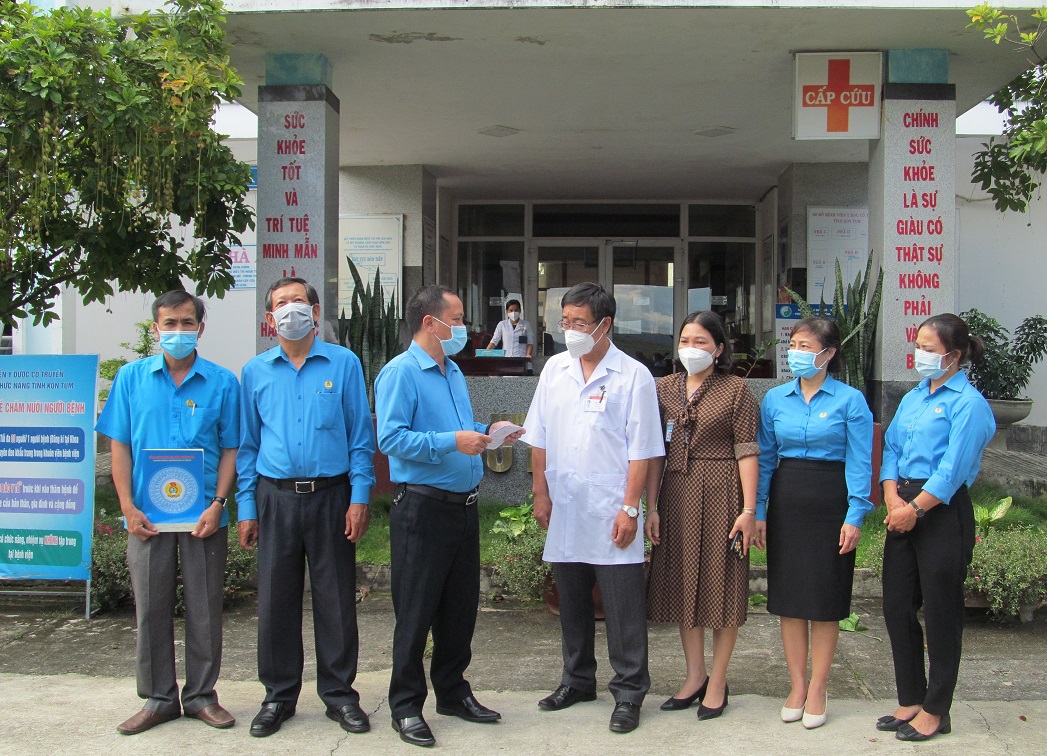Liên đoàn Lao động tỉnh Kon Tum thăm và hỗ trợ kinh phí cho khu điều trị và cách ly tập trung bệnh nhân Covid-19