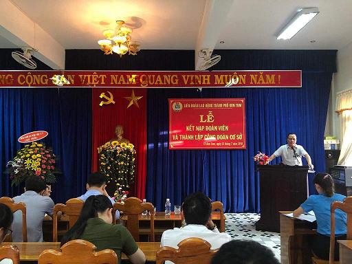 Liên đoàn lao động thành phố Kon Tum công bố Quyết định kết nạp đoàn viên và thành lập công đoàn cơ sở Công ty Cổ phần Ô tô Kon Tum