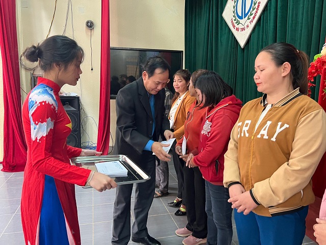 Công đoàn huyện Tu Mơ Rông tặng quà cho đoàn viên, người lao động nhân dịp Tết Nguyên đán Quý Mão